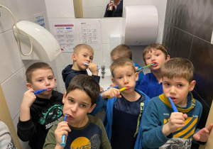 chłopcy myją zęby