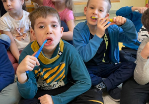 dzieci uczą się jak myć zęby