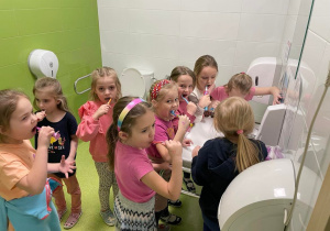 dziewczynki myją zęby