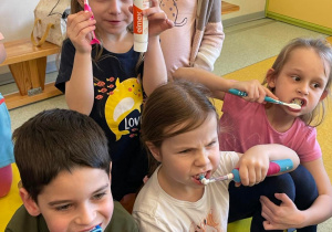 dzieci uczą się jak myć zęby