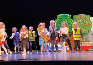 Dzieci występują na "XXIV Festiwalu Teatrów Jednego Wiersza".
