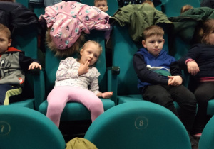 dzieci w fotelach kinowych