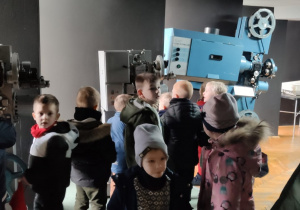 dzieci oglądają stary projektor