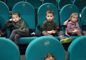 dzieci oglądają film na widowni