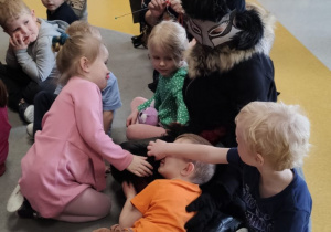 dzieci przytulają się do wilka