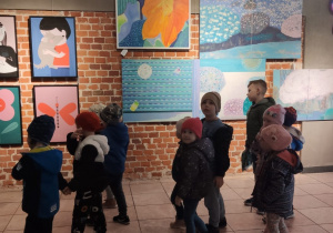 dzieci zwiedzają galerię