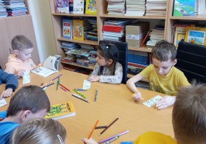 W czytelni dzieci malowały zakładkę do książki.