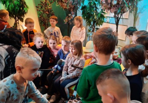 Dzieci udzielają wywiadu w TVP 3 Łódź.