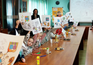 Dzieci pokazują swoje prace