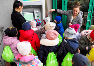 Dzieci oglądają bankomat
