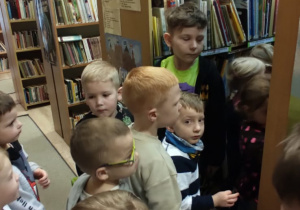 dzieci oglądają bibliotekę