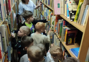 dzieci wybierają książki