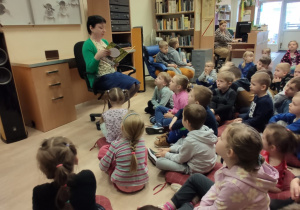 dzieci słuchają czytanej książki