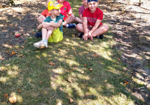grupa dzieci na trawie