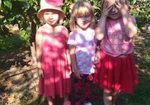 dziewczynki w sadzie