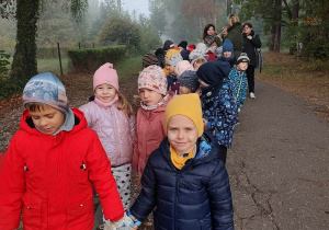 Spacer dzieci po szkółce drzew w Zwierzyńcu