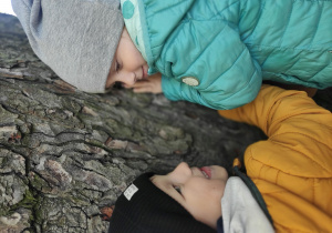 Leon i Hania przytulają się do drzewa