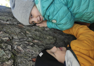 Leon i Hania przytulają się do drzewa