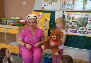 Pani Agnieszka rozmawia z dziećmi o zawodzie pielęgniarki