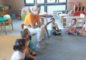 Pani Katarzyna czyta dzieciom
