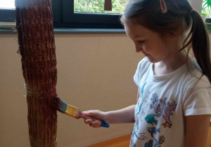 Lenka maluje drzewo