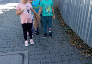 Dzieci spacerują śladami Jabłcusia