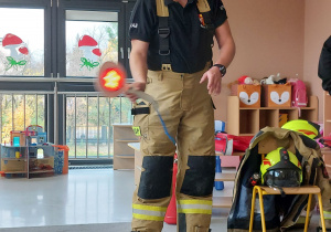 Dzieci poznają pracę strażaka