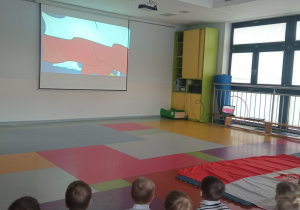 Dzieci oglądają film o symbolach narodowych
