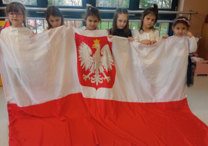 Dziewczynki z flagą Polski