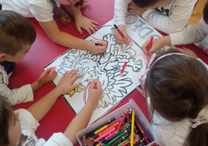 Dzieci kolorują godło Polski