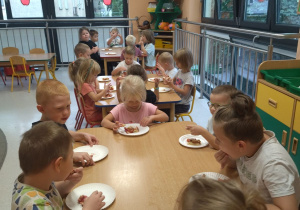 dzieci jedzą ciasto