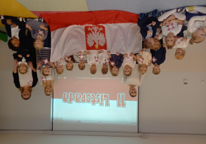 Grupa Rybki pozuje do zdjęcia podczas ogladania filmu patriotycznego.