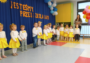 Dzieci podczas wystepu z okazji uroczystego Pasowania na przedszkolaka.