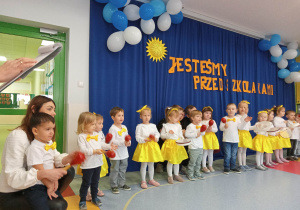 Dzieci podczas wystepu z okazji uroczystego Pasowania na przedszkolaka.