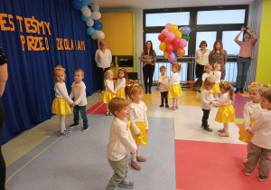 Dzieci tańczą do piosenki.