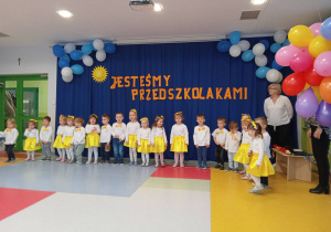 Grupa Słoneczka podczas uroczystości Pasowania na przedszkolaka.