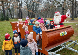 Dzieci z Mikołajem w saniach.