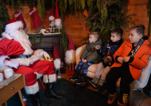 dzieci rozmawiają z Mikołajem