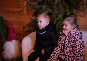 dzieci podczas rozmowy z Mikołajem