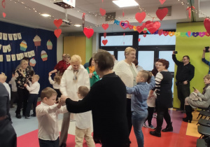 dzieci tańczą z babciami i dziadkami