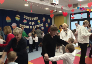 taniec dzieci z babciami i dziadkami