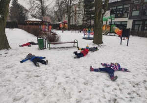 Aniołki na śniegu w wykonaniu naszych dzieci