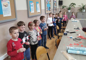 Dzieci prezentują zrobione bociany
