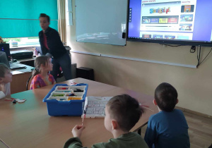 Dzieci oglądają slajdy przygotowane przez nauczycielkę
