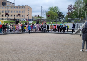 Dzieci z Zielonego Zakątka podczas spotkania pod Centrum Kultury i Sztuki.