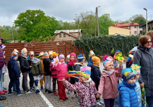 Przedszkolaki wyruszają na przemarsz ulicami miasta.