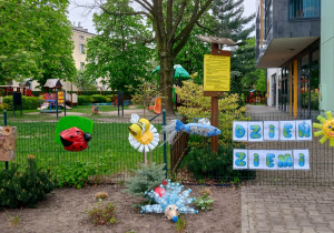 Rzeźby z recyklingu wykonane przez dzieci.