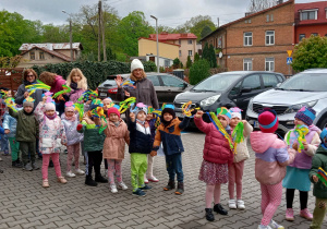 Przedszkolaki wyruszają na przemarsz ulicami miasta.