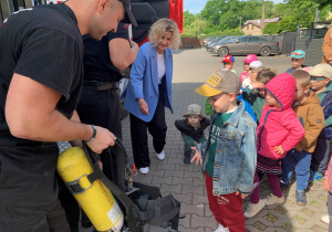 Dzieci oglądają butle z tlenem.