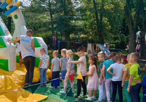 Pszczółki szaleją na dmuchanej zjeźdźalni.